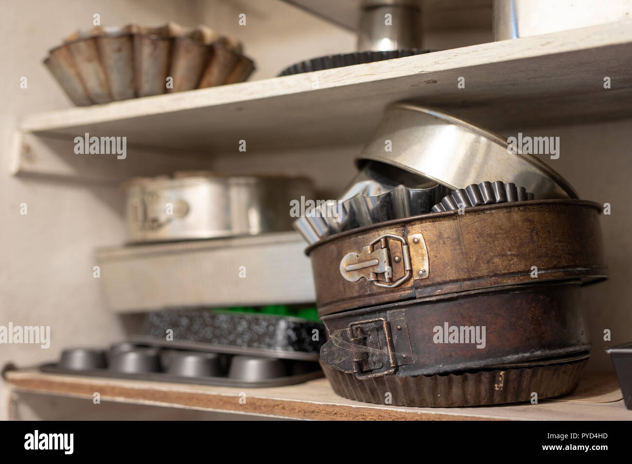 Viejos moldes para hornear sobre una antigua mesa de cocina. Accesorios de  cocción en la cocina. mesa de madera Fotografía de stock - Alamy