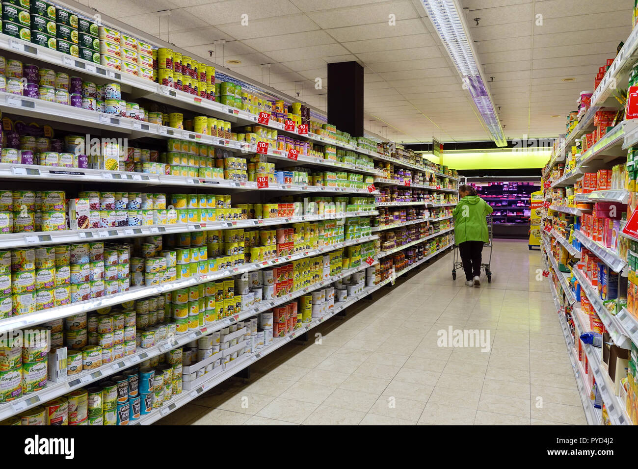 Interior de un supermercado Carrefour Fotografía de - Alamy