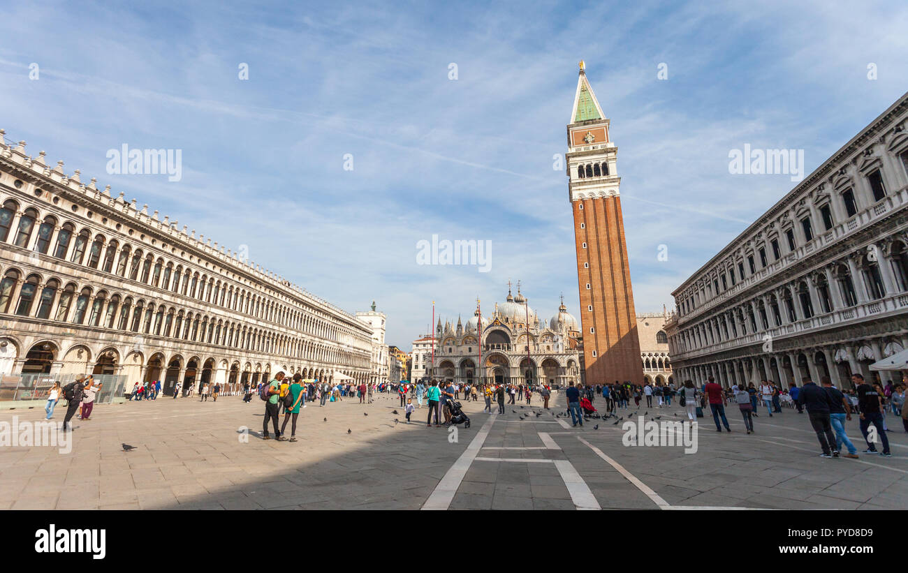 Venecia, Italia - Octubre 2018: una concurrida Piazza San Marco, en una soleada tarde en Venecia. Visible en el fondo es la Basílica de San Marcos y el campamento Foto de stock