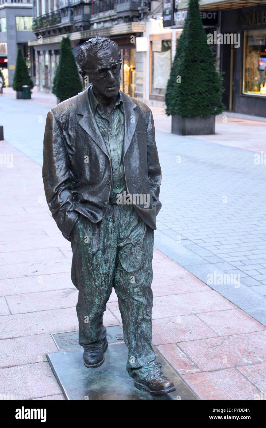 Una estatua de Woody Allen en Oviedo, Asturias, España Fotografía de stock  - Alamy