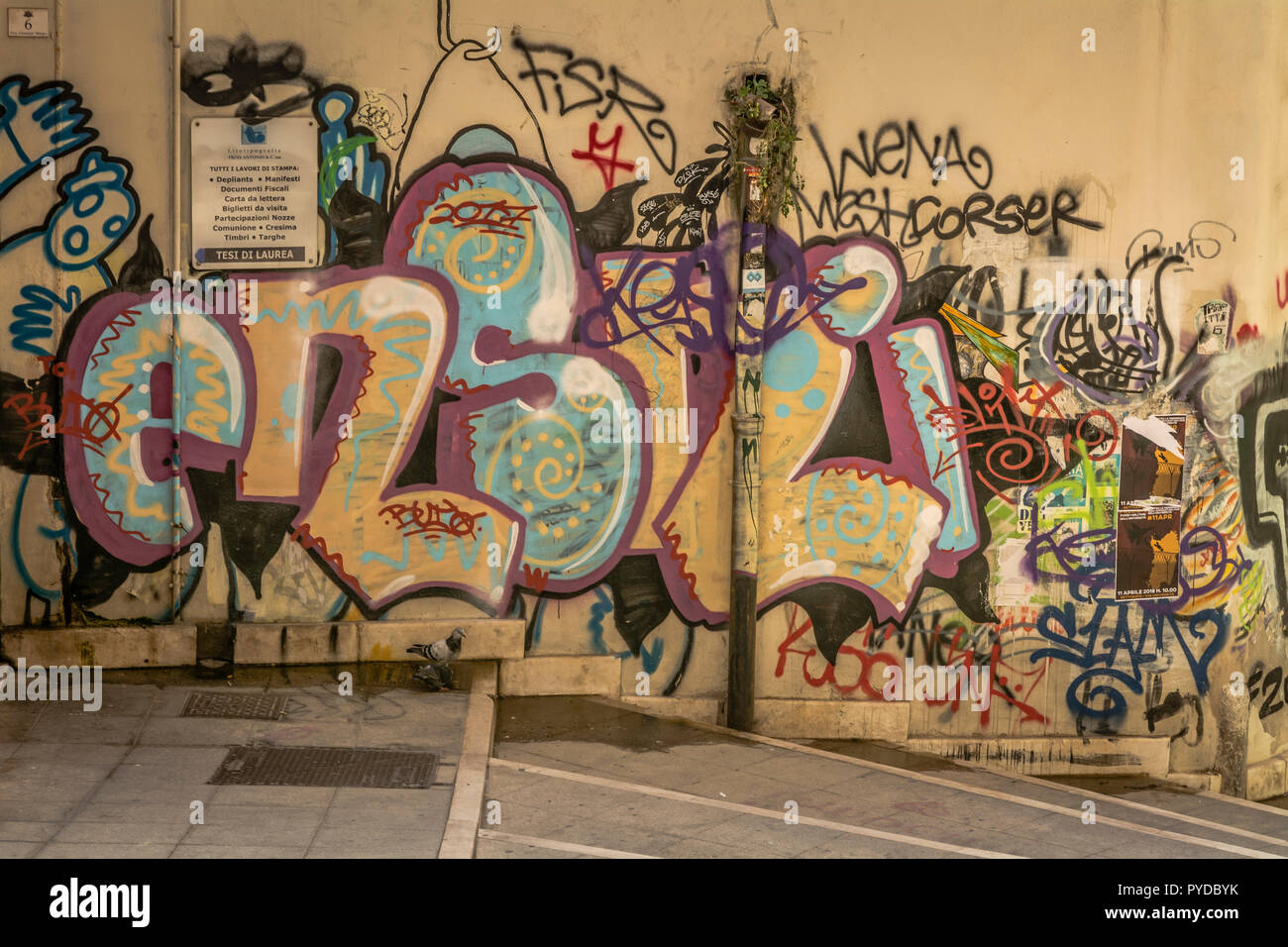 Pared con graffiti en un callejón en el centro histórico de la ciudad de Cagliari, Cerdeña, Italia Foto de stock