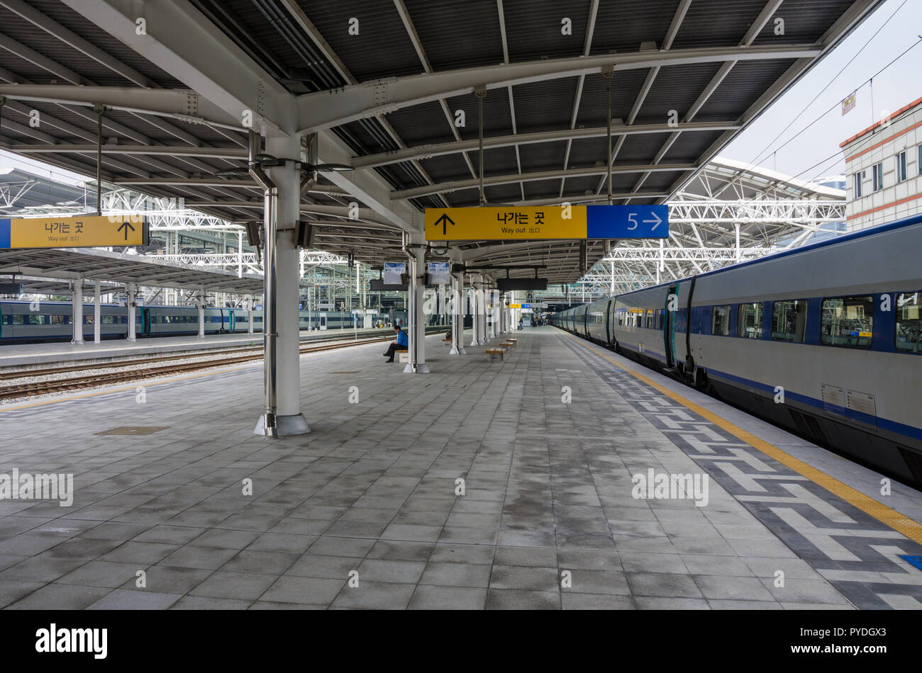Un tren KTX se sitúa en una zona tranquila en la plataforma de estación de ferrocarril de Seúl en Corea del Sur a punto de zarpar. Foto de stock