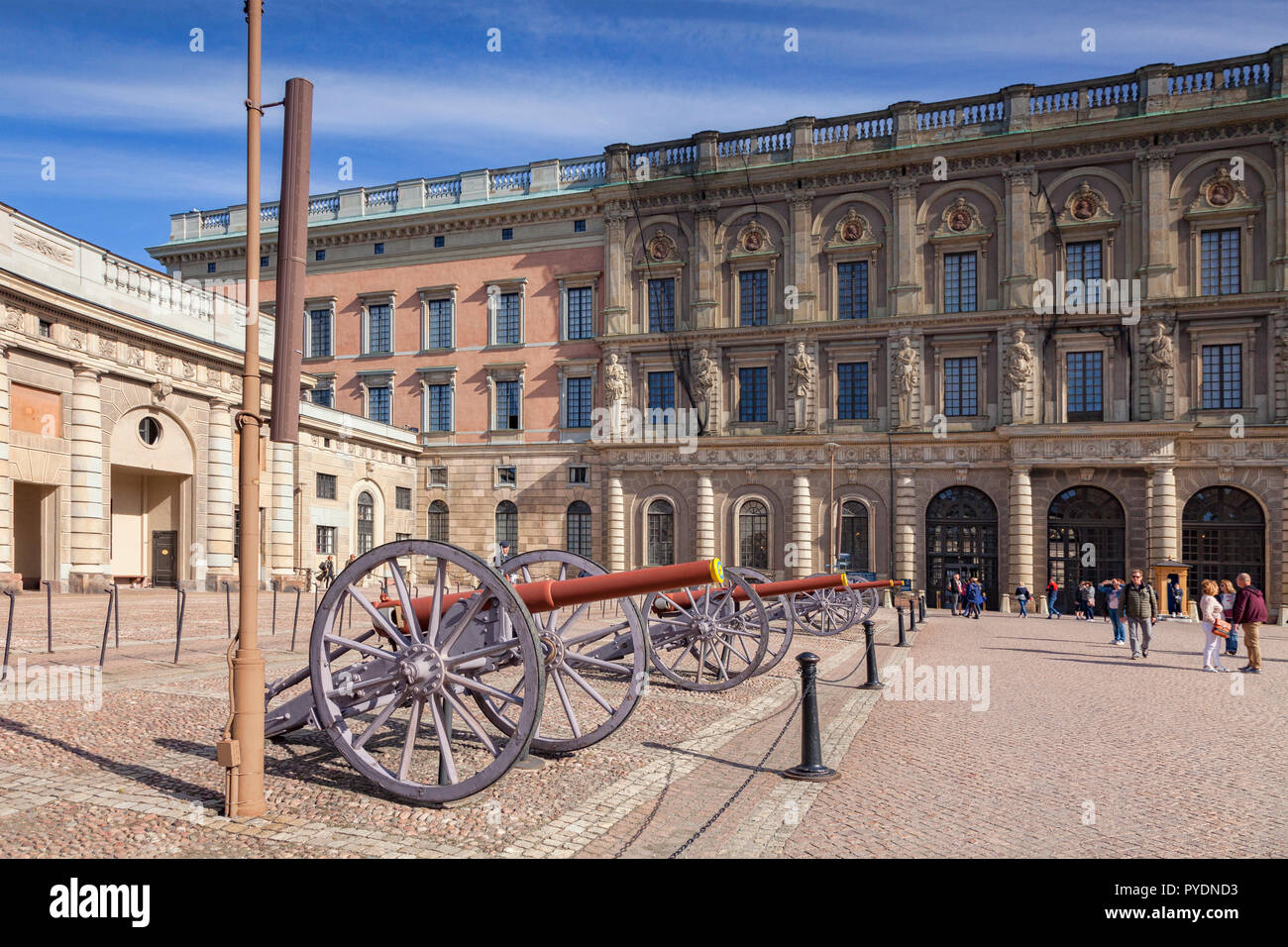 16 de septiembre de 2018: Estocolmo, Suecia - cañones en exhibición en el Palacio Real. Foto de stock