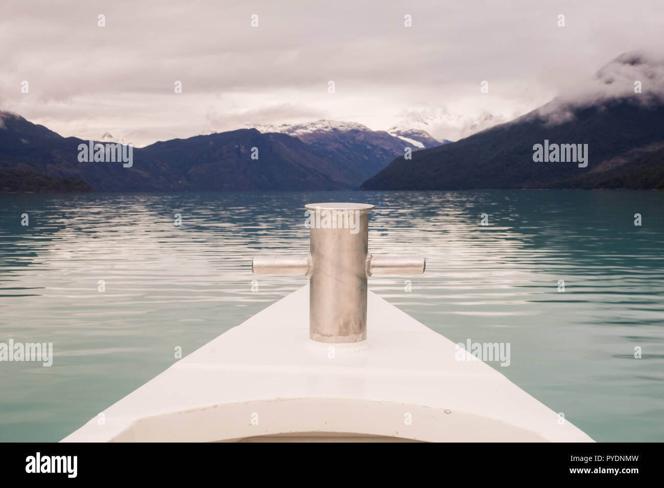 Navegando por el lago Argentino, el detalle de la proa Foto de stock
