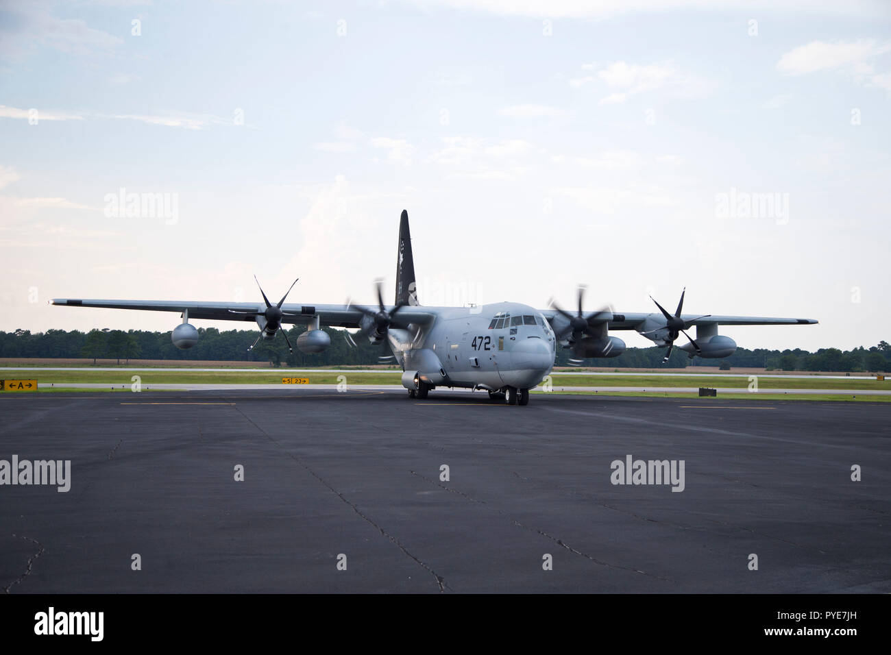 Infantes de Marina con el Raid Marítima fuerza, 22ª Unidad Expedicionaria de los Infantes de Marina conducta bajo nivel línea estática y freefall salta por encima de Albert J. Ellis Airport, N.C., Aug 16, 2018. Esta formación aumenta el paracaidismo y el jefe de salto de habilidad y prepara el MRF para realizar técnicas de inserción cariadas durante la 22ª MEU la próxima implementación. (Ee.Uu. Marine Corps foto por Lance Cpl. Ethan verde). Foto de stock