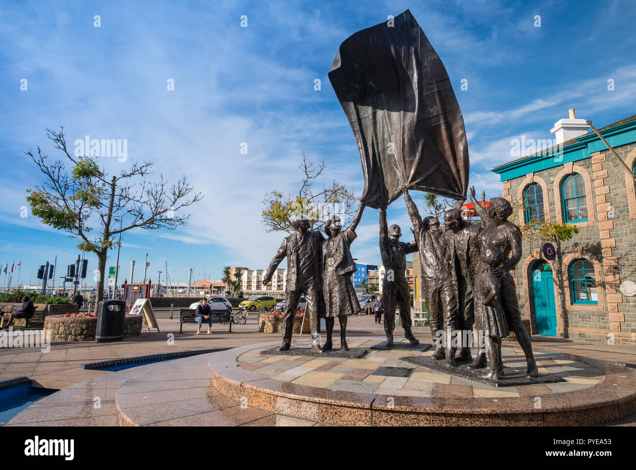 El monumento a la liberación en Liberation Square, St Helier, Jersey por el escultor Philip Jackson Foto de stock
