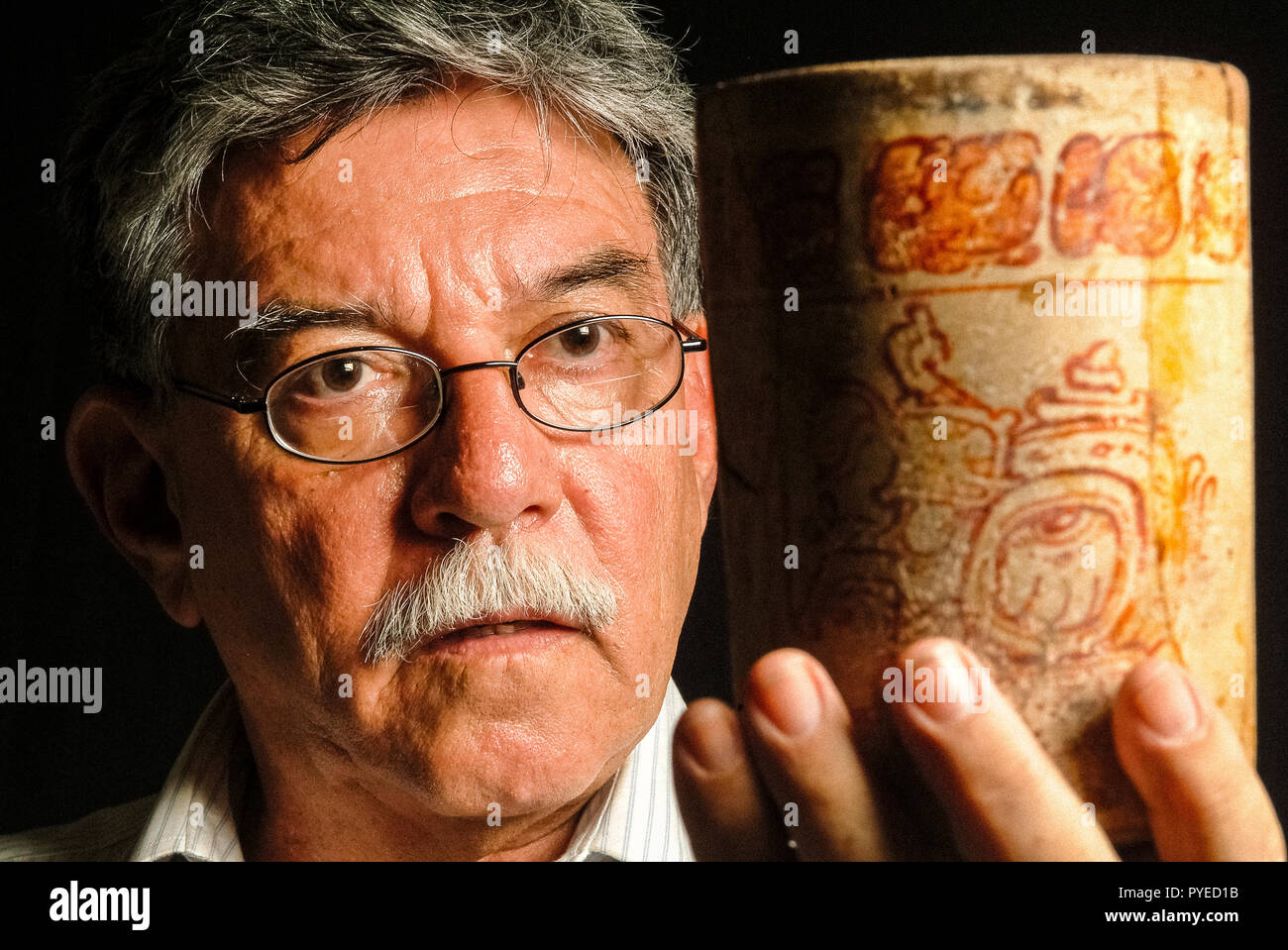 Guatemala Federico Fahsen el epígrafe lee la escritura de un vaso para beber el cacao con glifos Foto de stock