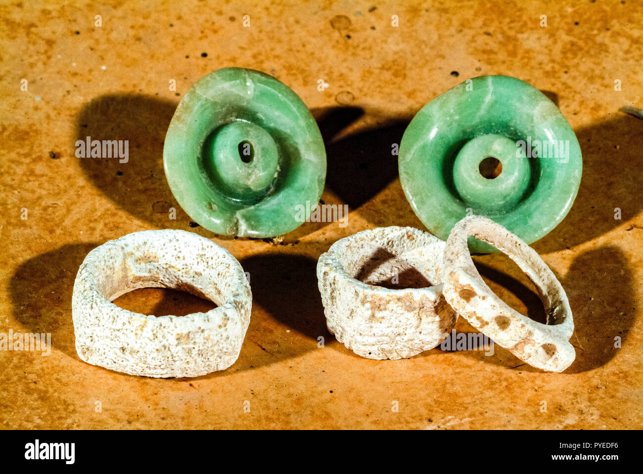 Pendientes de jade fotografías e imágenes de alta resolución - Alamy