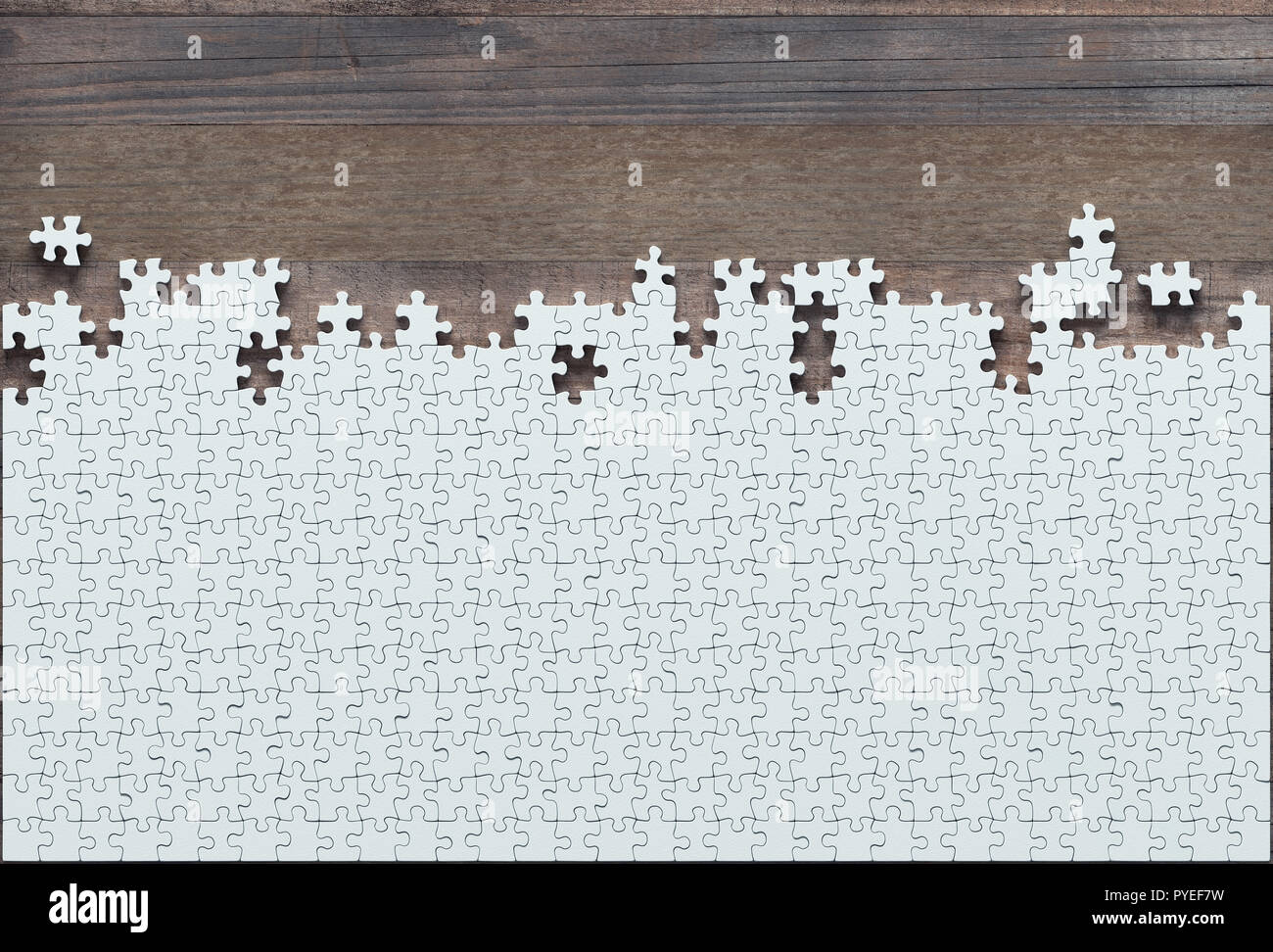 Blank Jigsaw Puzzle otra mitad que falta para terminar. Concepto de trabajo no finalizado. Foto de stock
