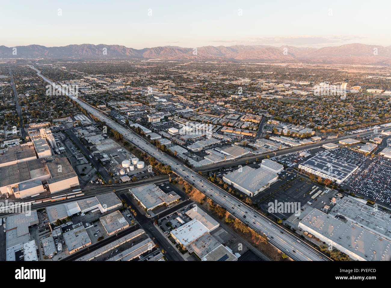 Los Angeles, California, EE.UU. - 21 de octubre de 2018: Vista aérea de la autopista 405, cerca de Roscoe Blvd en el Valle de San Fernando, área de Los Angeles, Cali Foto de stock