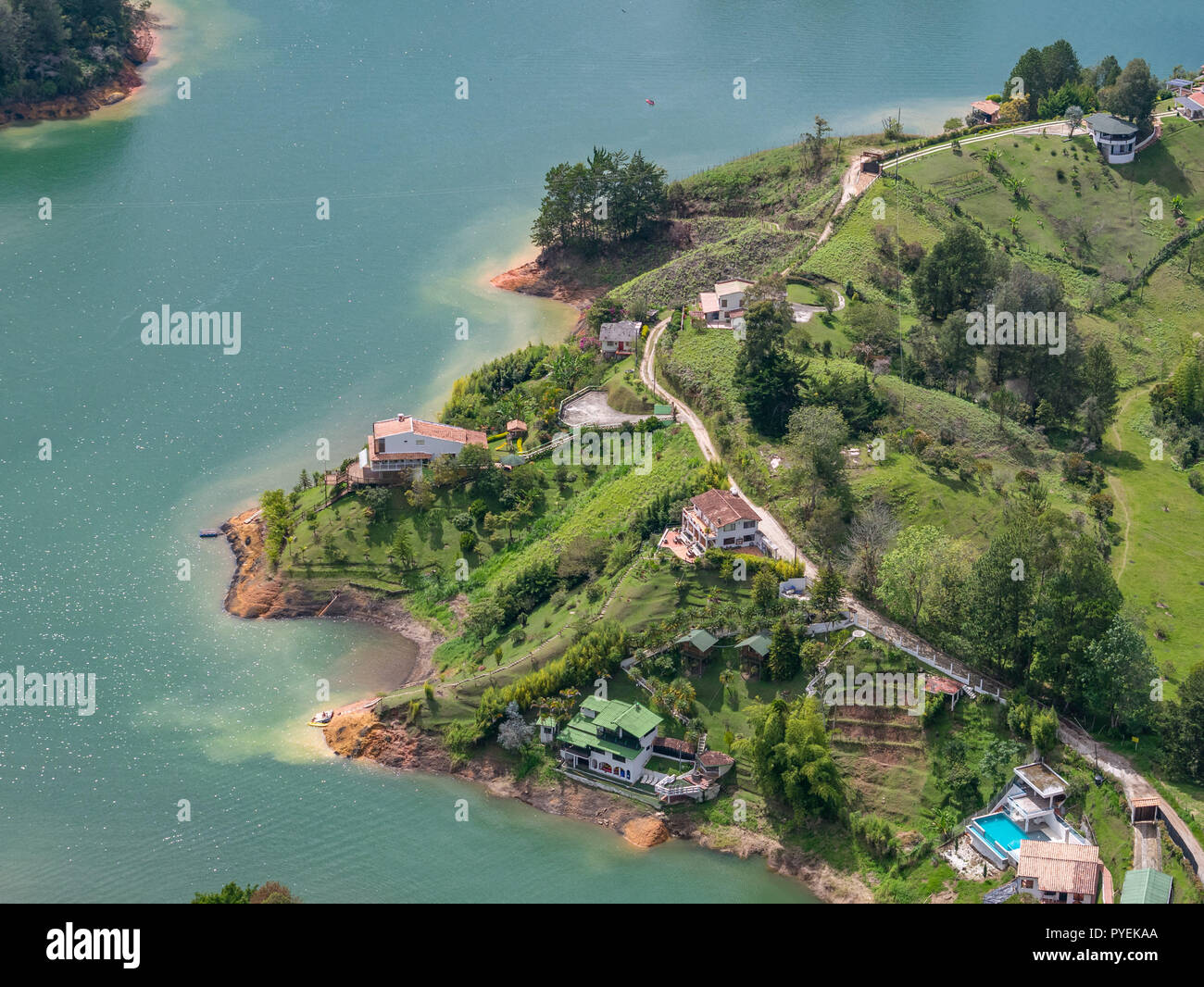 El Lago de Guatape desde Rock de Guatape (Piedra del Penol) en Medellín, Colombia Fotografía de