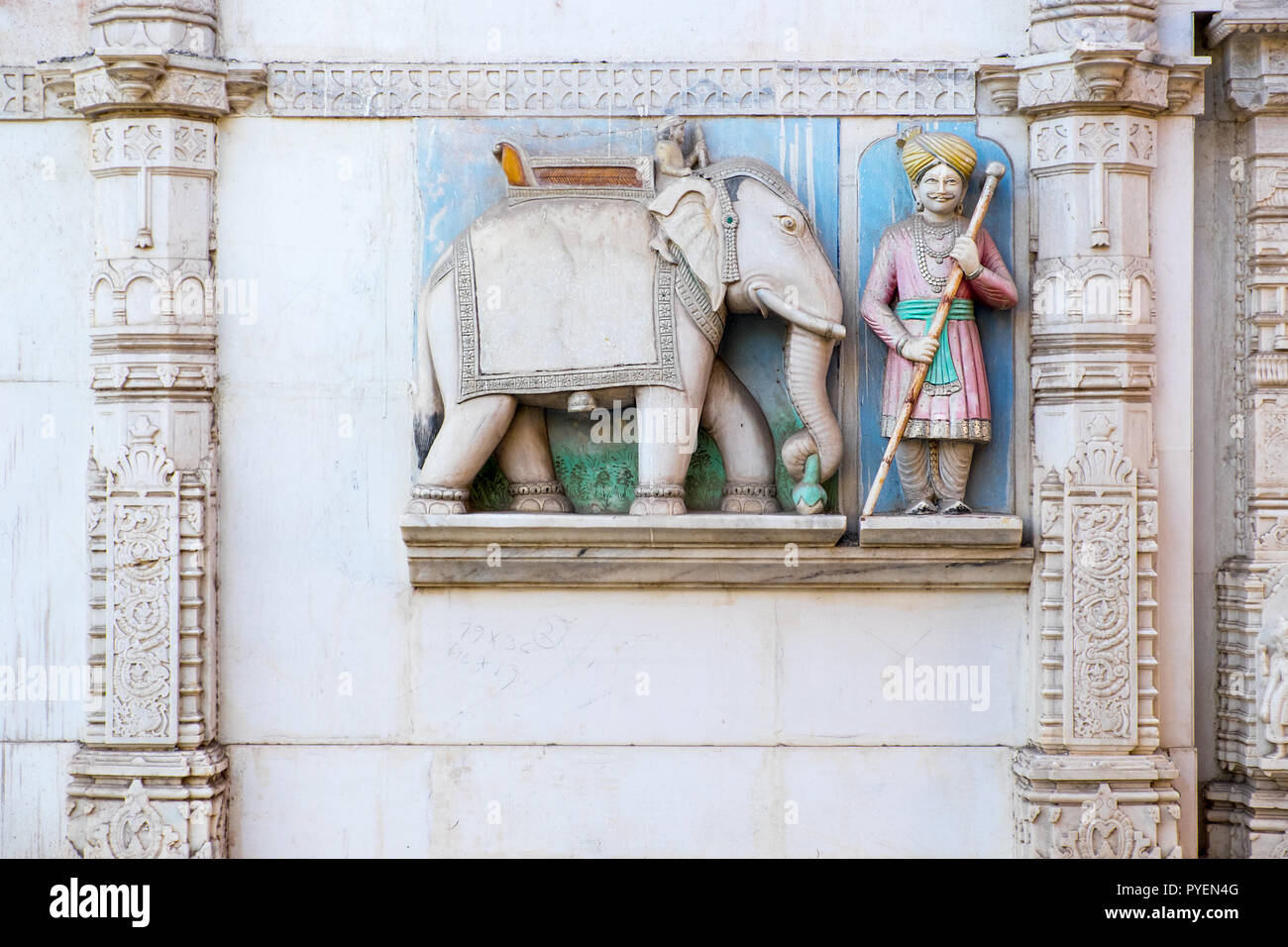 Tallar la piedra de un elefante y cornaca, India Foto de stock