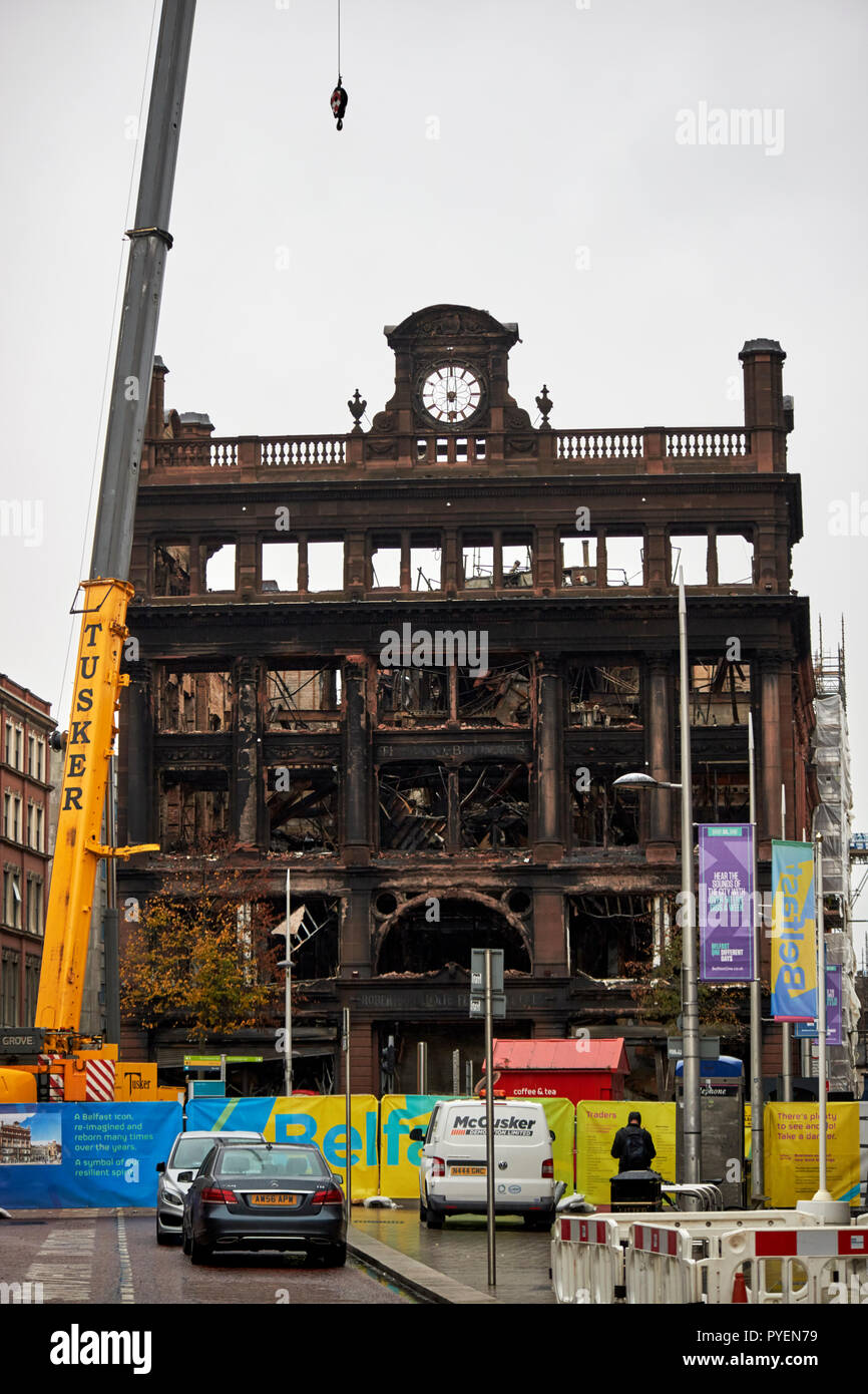 El quemado ex Primark edificios bancarios edificio y zona de exclusión en el centro de la ciudad de Belfast, Irlanda del Norte Foto de stock