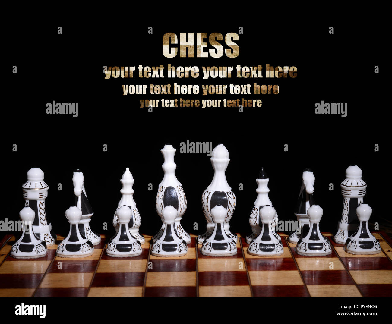 Porcelana ajedrez en tablero de madera - Fondo de ajedrez Fotografía de  stock - Alamy