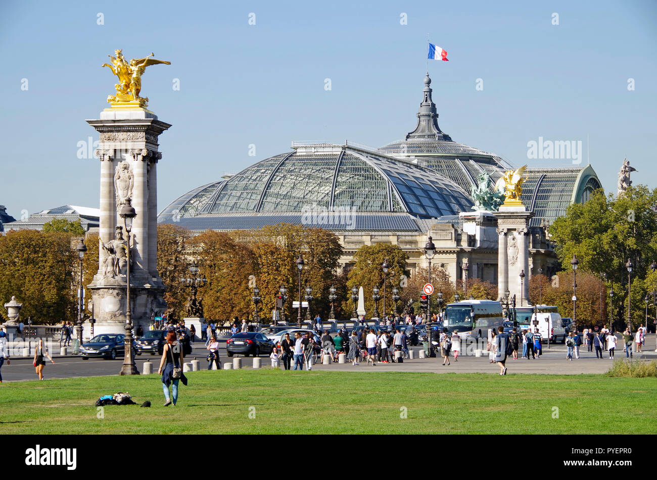 París, Francia. El Grand Palais, el Petit Palais y el puente Alejandro III, establecidas en un plan formal formado en el sitio de la Exposición Universal. Foto de stock