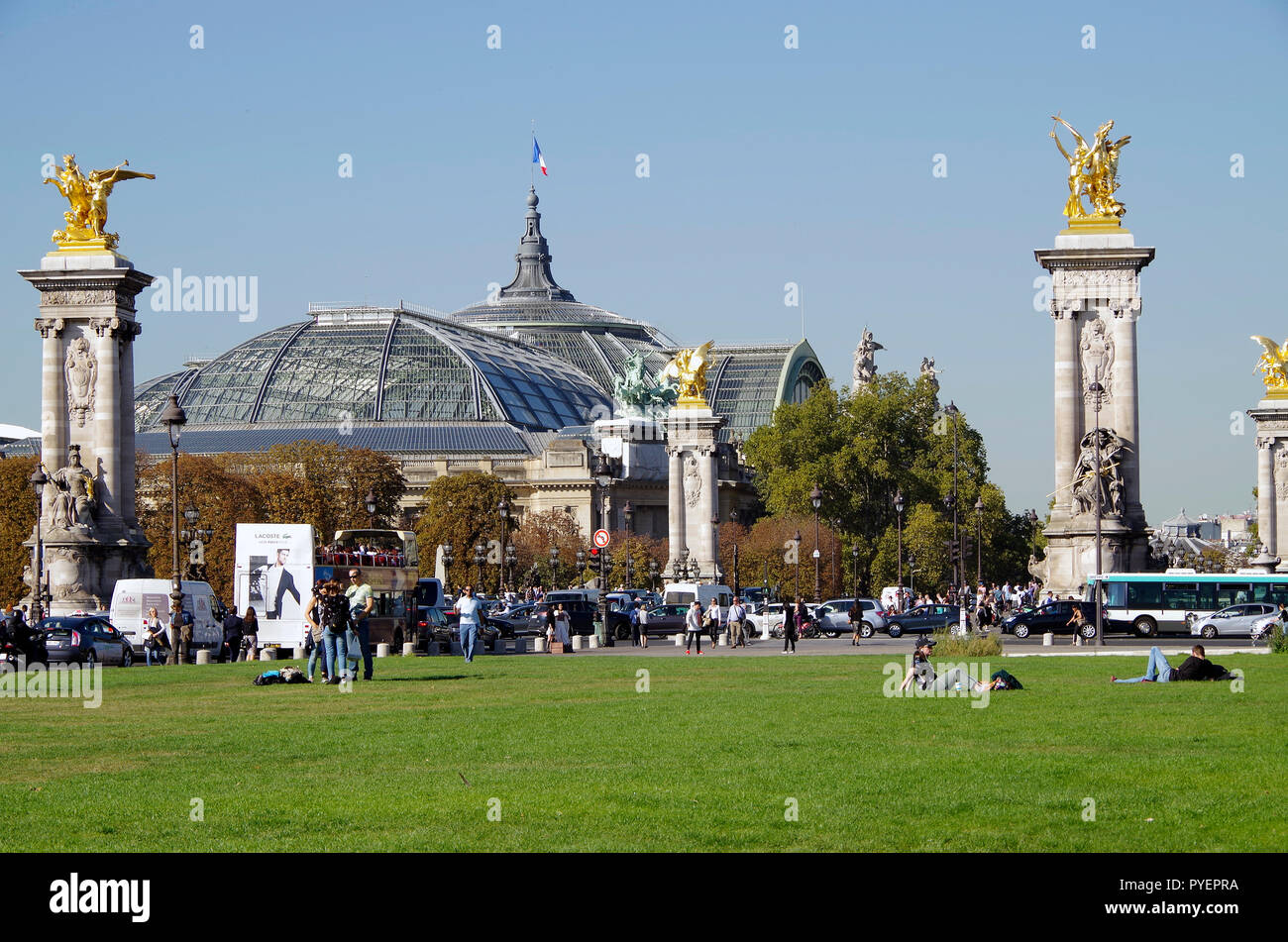 París, Francia. El Grand Palais, el Petit Palais y el puente Alejandro III, establecidas en un plan formal formado en el sitio de la Exposición Universal. Foto de stock