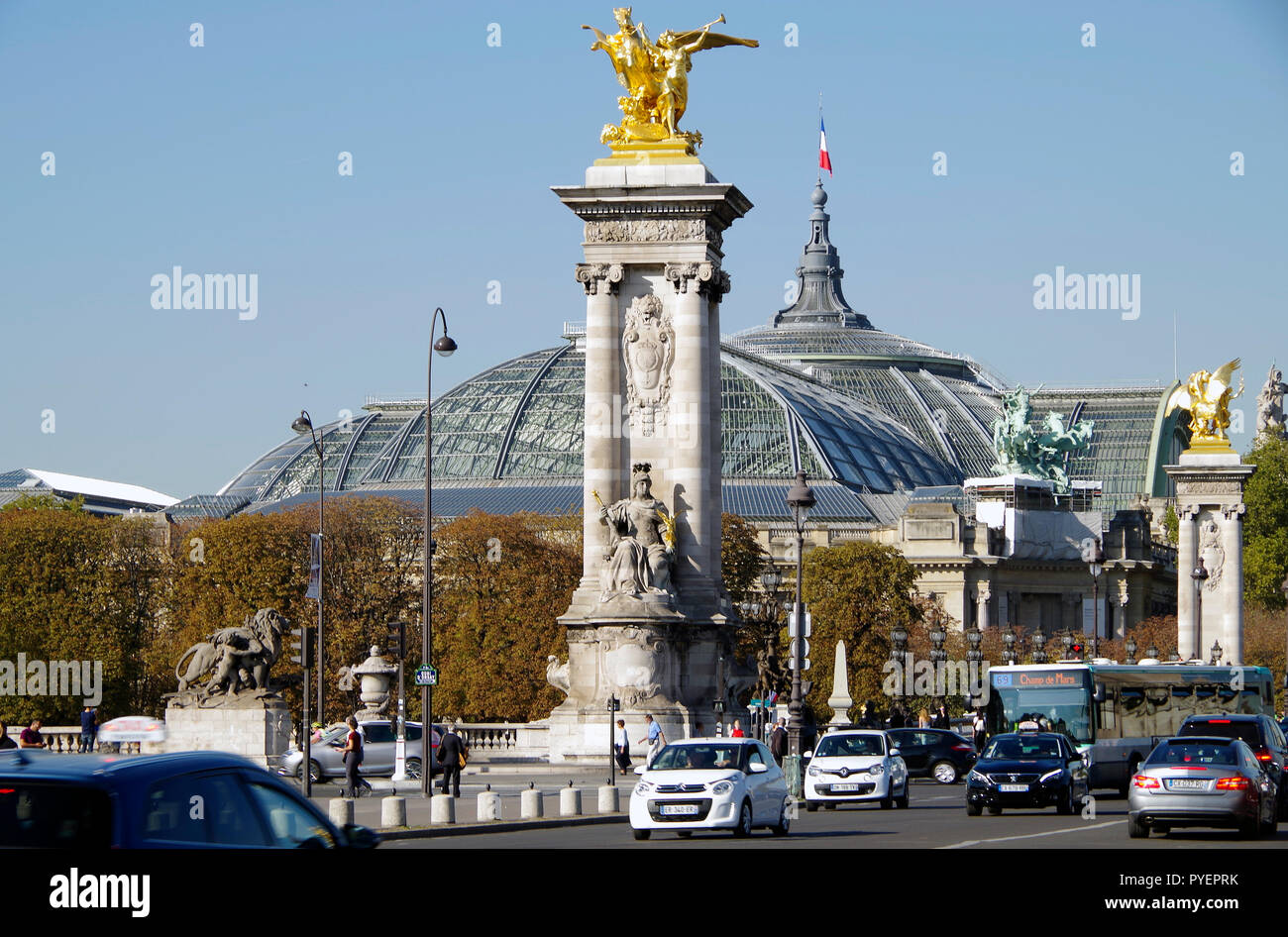 París, Francia. El Grand Palais, el Petit Palais y el puente Alejandro III, establecidas en un plan formal formado en el sitio de la Exposición Universal. Foto de stock