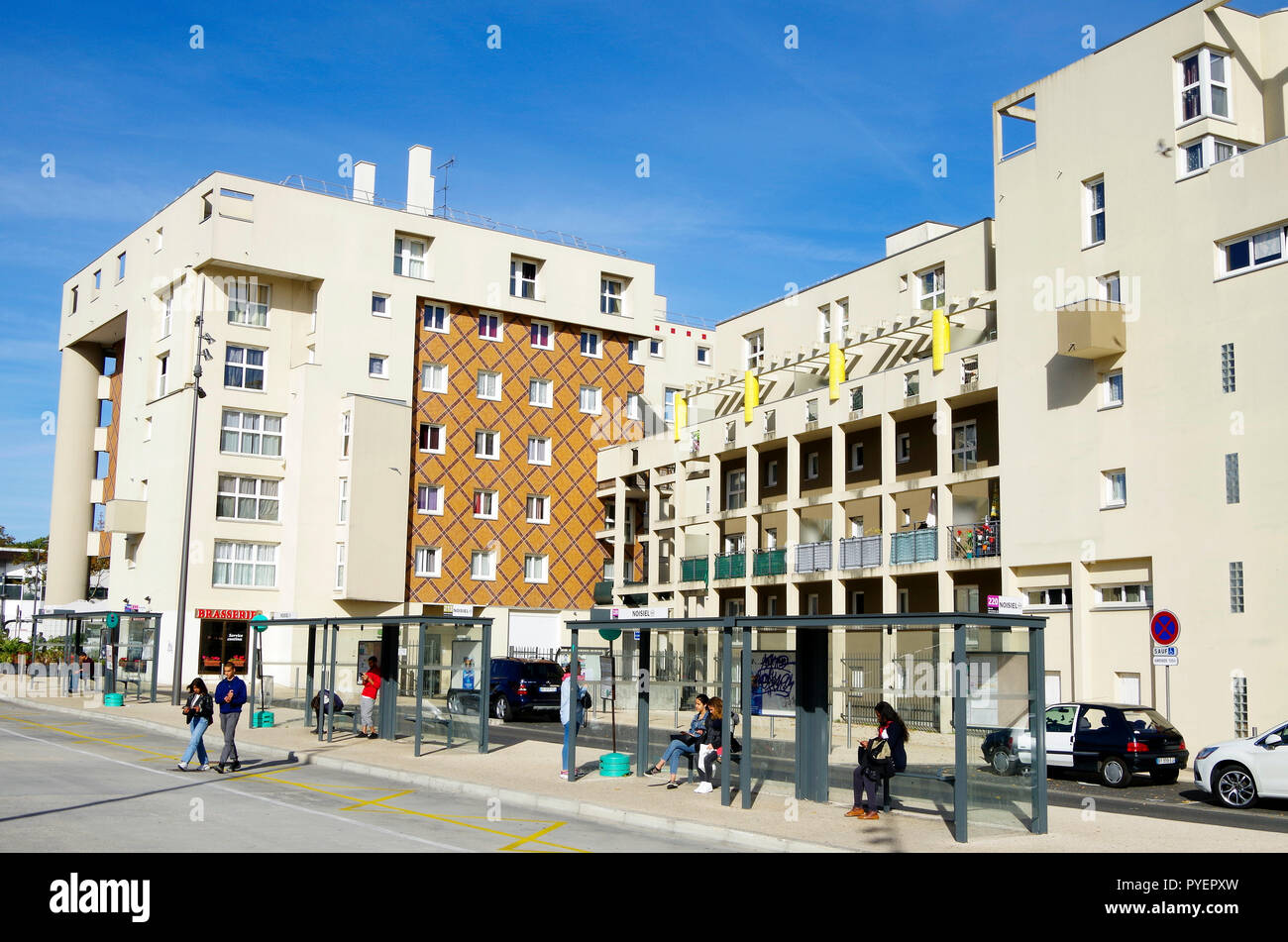 Clúster de 6 y 7 plantas de edificios de apartamentos, enfrente de la estación de RER, centro de Noisiel, pequeña ciudad en el sur-este de los suburbios de París Foto de stock