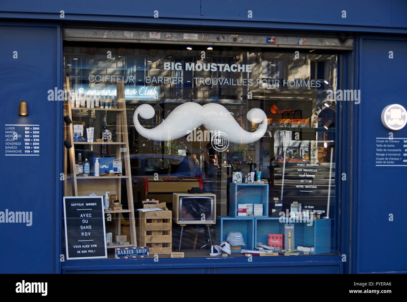 París Francia, escaparate de gran bigote - Beaumarchais, barberos', con una  gran tienda comic bigote húngaro o el interior de la ventana Fotografía de  stock - Alamy