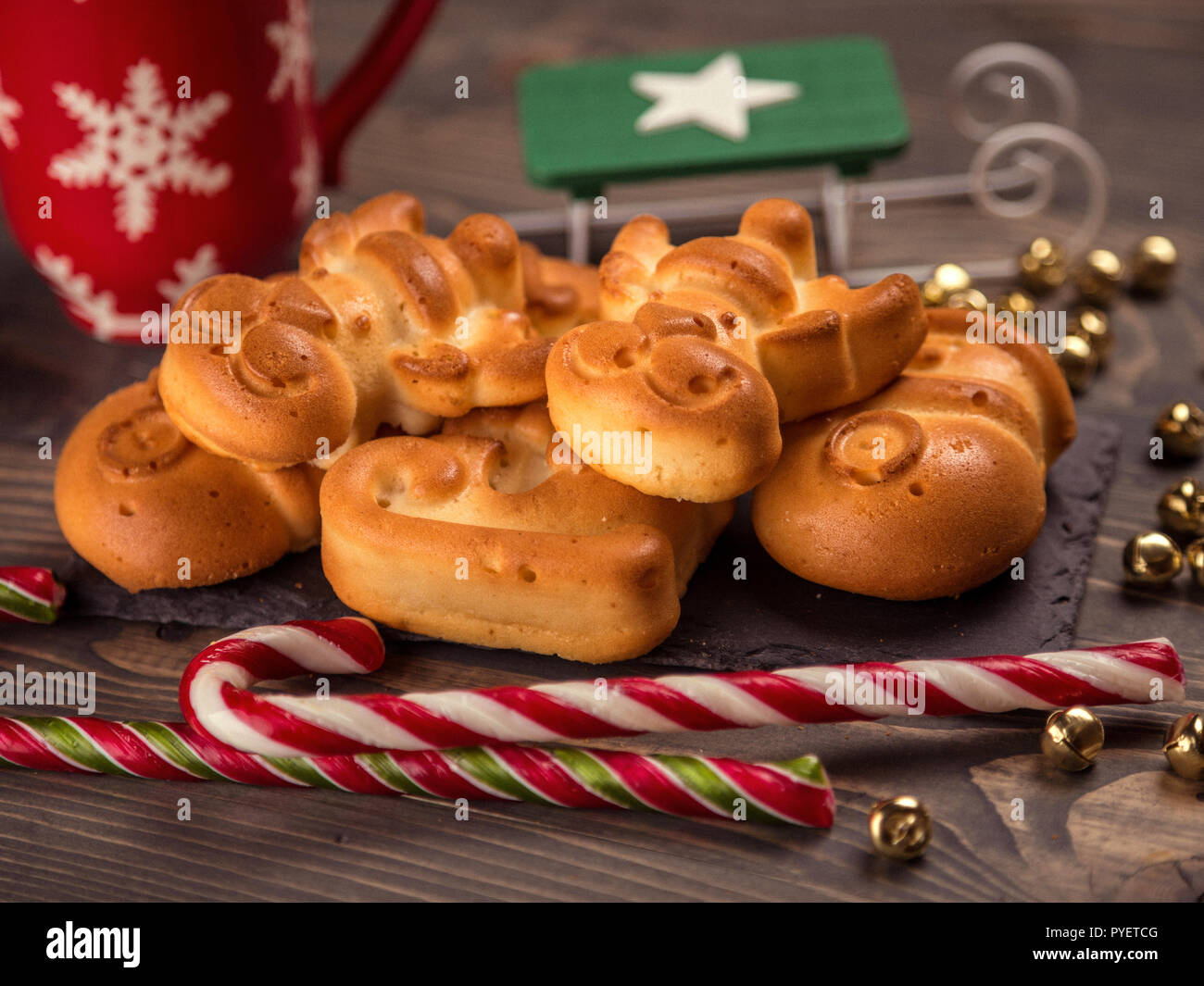 Galletas de Navidad caseras de fondo sobre la madera. Foto de stock