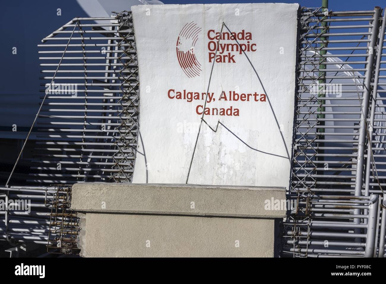 Signo de pared en la entrada al Parque Olímpico de Canadá (CP) en la ciudad de Calgary, Alberta Foto de stock