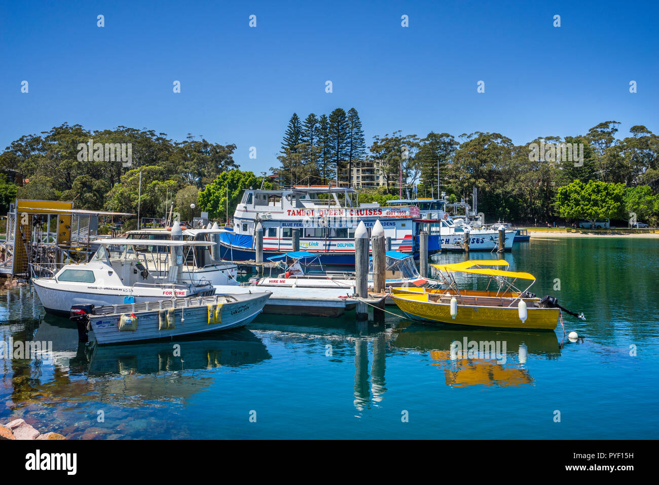 Botes de paseo en Nelson Bay Wharf, Port Stephens, la Región de Hunter, Nueva Gales del Sur, Australia Foto de stock