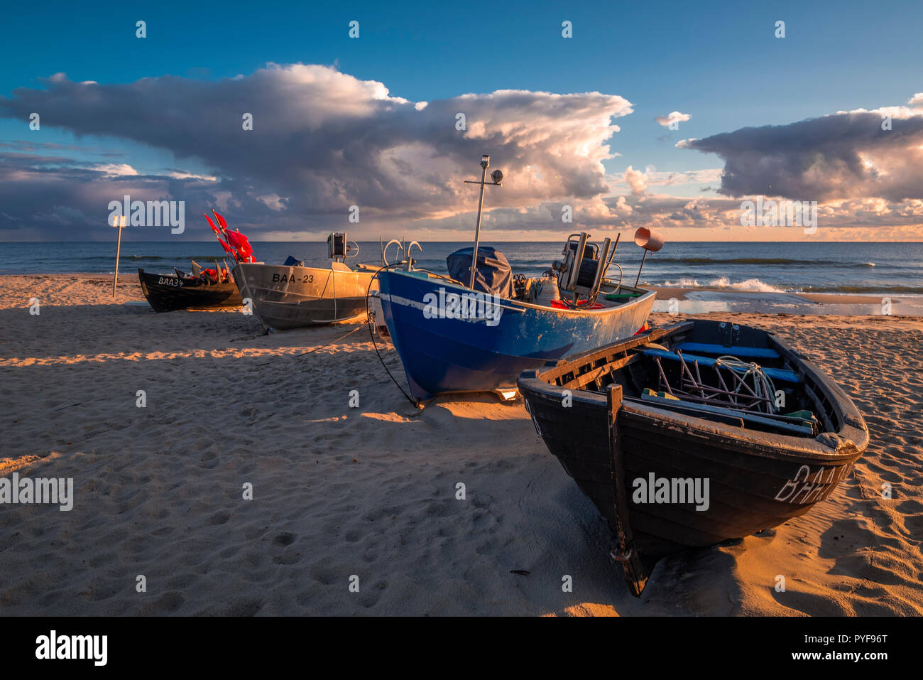 Barcos de pesca en la playa, en la isla de Rügen, Alemania | Fischerboote am Strand von Baabe, Insel Rügen Foto de stock