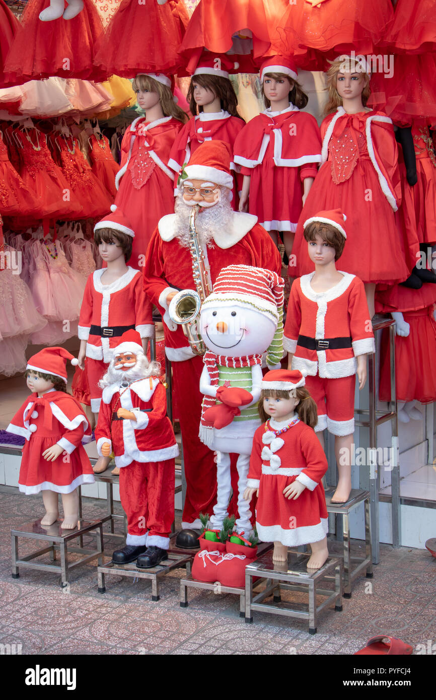 Saigón, Vietnam, Dec 14 2017, trajes de Santa Claus en una tienda en una calle en la ciudad de Ho Chi Minh. El tiempo de Navidad en Asia. Foto de stock