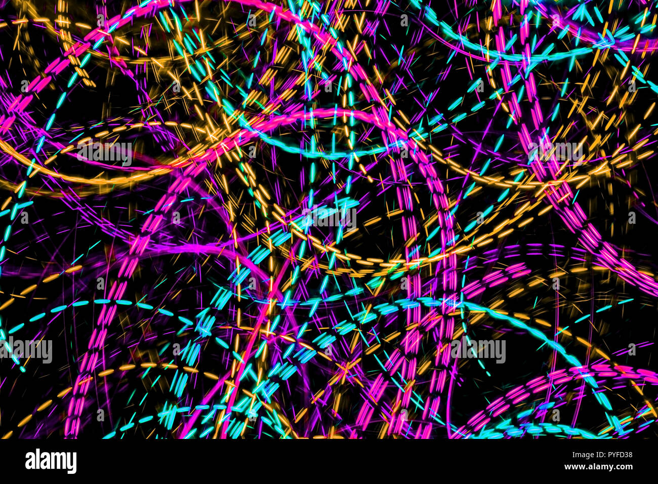 La Caotica Lineas De Luces De Color Sobre Un Fondo Oscuro Luces