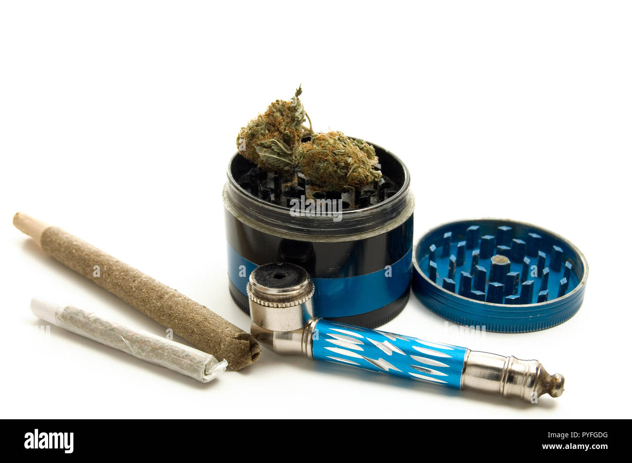 La marihuana, conjunta y un molino de tubo de imagen horizontal sobre fondo blanco. Foto de stock