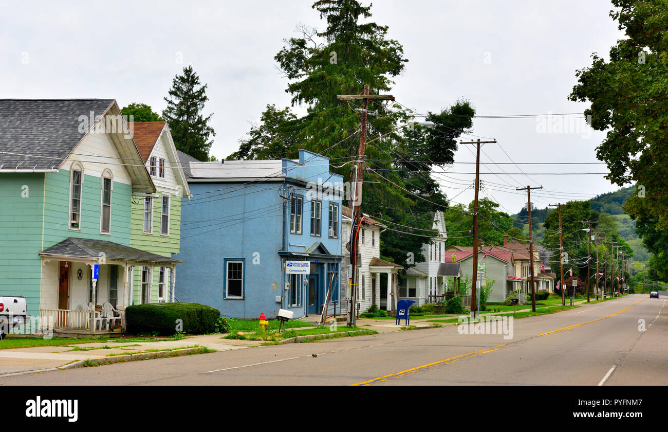 Barrio residencial en la pequeña aldea rural de Cohocton en Steuben County, región de los lagos Finger, Nueva York, Estados Unidos. Foto de stock
