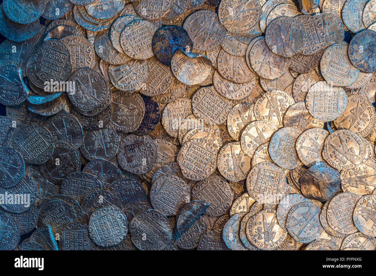 Página de álbum de blister transparente con colección de monedas  conmemorativas de 2 euros, colección numismática, enfoque seleccionado  Fotografía de stock - Alamy