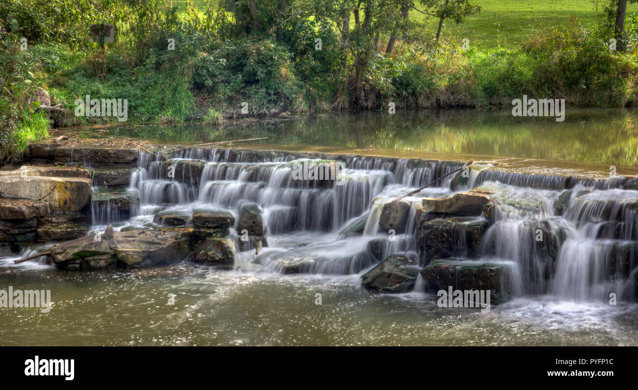 La cascada en el lago Baldwin represa en el Condado de Cuyahoga, Ohio. Situado en Mill Stream Ejecutar reserva cerca de Berea, Ohio. El emplazamiento de una antigua arenisca qua Foto de stock