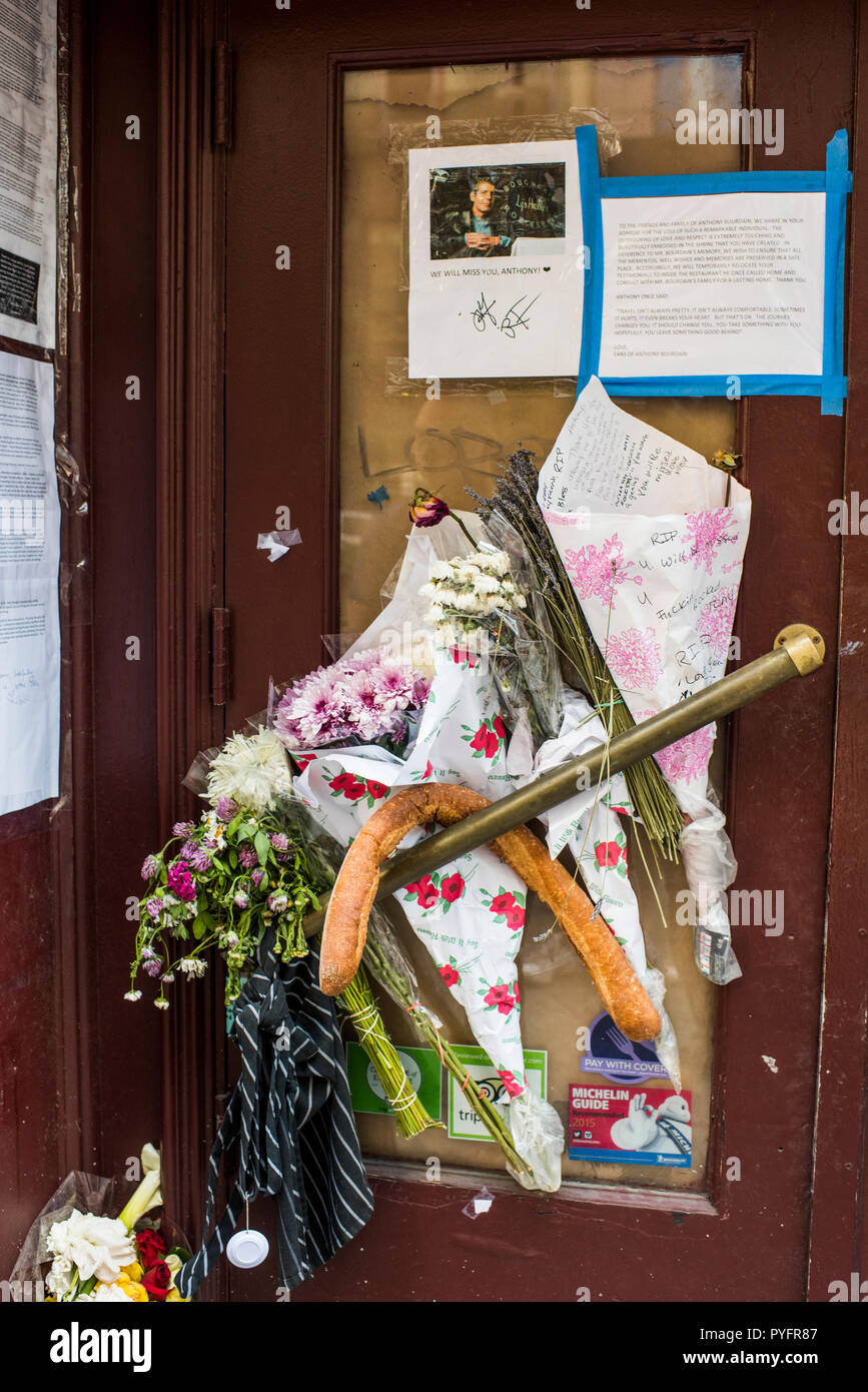 La Ciudad de Nueva York, EE.UU. - Junio 14, 2018: Los fans de Anthony Bourdain dejar flores y mensajes en la parte delantera de la Brasserie Les Halles de recuerdo, Park Avenue South Foto de stock