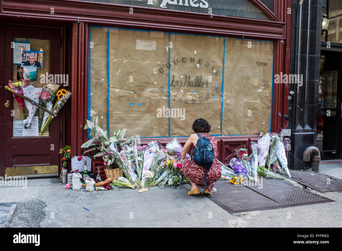 La Ciudad de Nueva York, EE.UU. - Junio 14, 2018: Los fans de Anthony Bourdain dejar flores y mensajes en la parte delantera de la Brasserie Les Halles de recuerdo, Park Avenue South Foto de stock