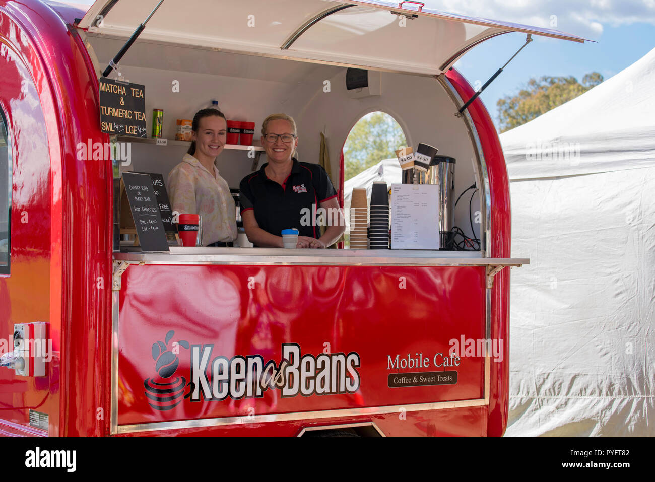 El vivo como frijoles café para llevar van a un mercado de fin de semana, en el noroeste de Sydney suburbio de Richmond, New South Wales, Australia Foto de stock