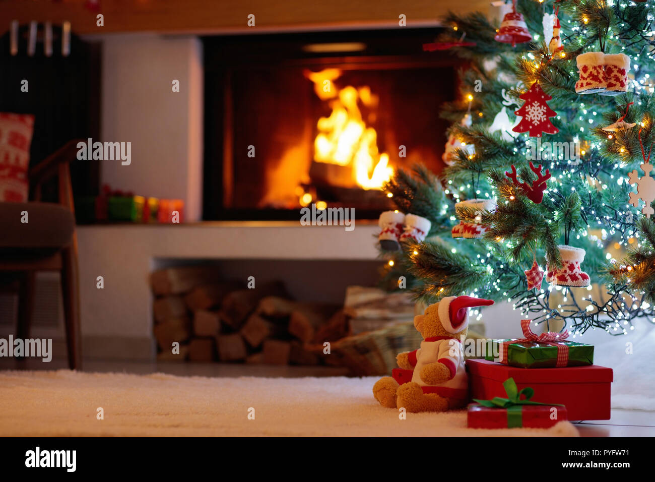 Árbol de navidad con regalos en chimenea decorada. Celebración familiar de  vacaciones de invierno. Salón interior con chimenea y arbol de navidad wi  Fotografía de stock - Alamy