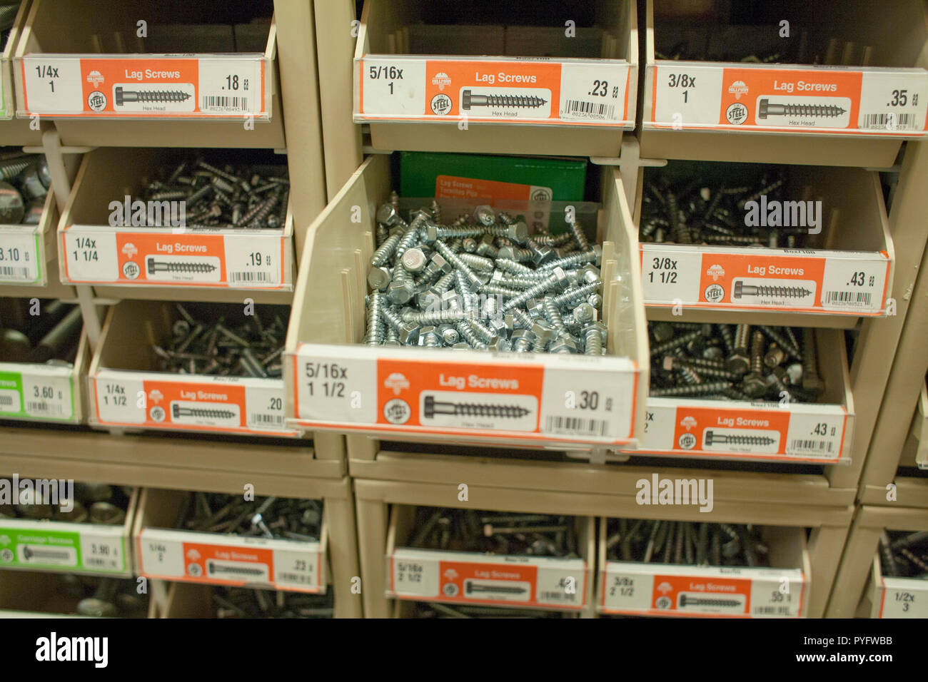 Cajones de tornillos en una ciudad pequeña tienda de hardware Fotografía de  stock - Alamy