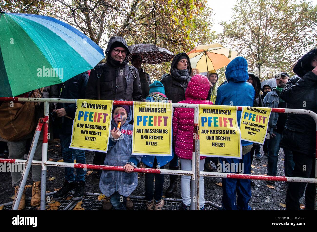 Munich, Baviera, Alemania. 27 Oct, 2018. Contramanifestantes contra Pegida. Intentando atraer más seguidores y ampliar PEGIDA en Baviera, "Dresden" Pegida anunció una aparición por fundadores LUTZ BACHMANN y Siegfried DAEBRITZ en Munich Neuhausen del distrito. En última instancia, los dos no llegaban, dejando aproximadamente 40 seguidores Pegida para marchar contra más de 450 manifestantes y contramanifestantes. Pegida Dresden en Munich es realmente Pegida Nuremburg que está intentando ampliar el sur a Munich donde el rival Pegida Muenchen ya está activo. Este último grupo está más estrechamente asociado Foto de stock