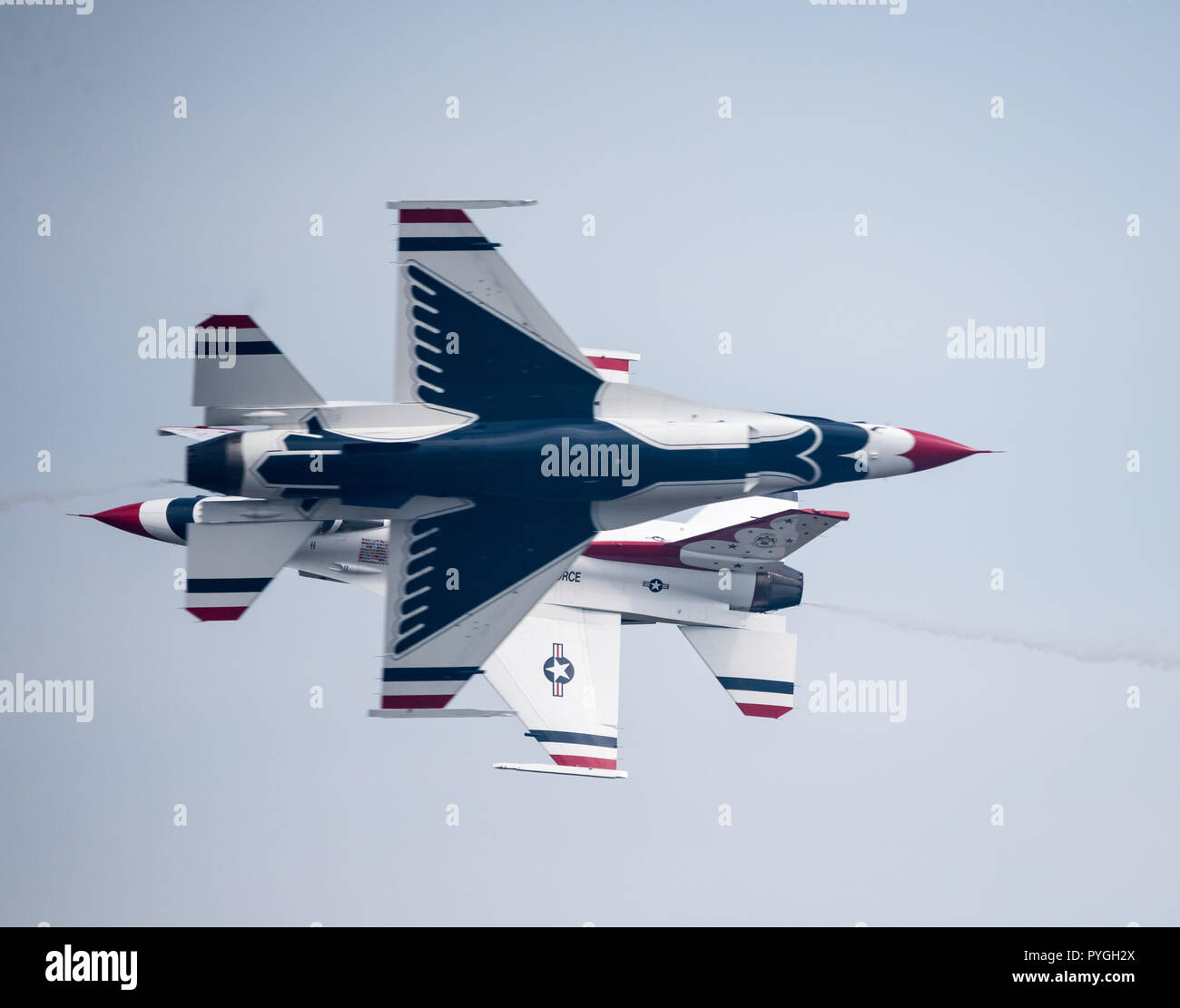 La Fuerza Aérea de los EE.UU Thunderbirds realiza un pase Knife-Edge opuestos Foto de stock