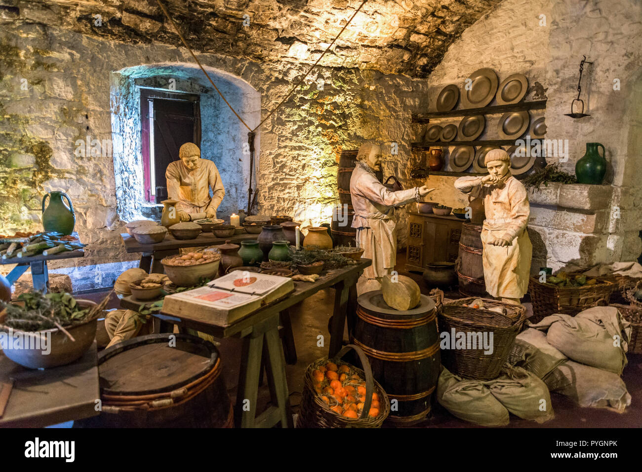 Una cocina medieval escena desde las grandes cocinas en el Castillo de  Stirling, Escocia Fotografía de stock - Alamy