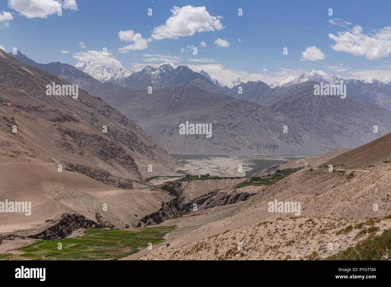 Confluencia del Río Pamir y el Wakhan Río visto desde el Wakhan medio de Langar tayiko, las montañas de Pamir, Tayikistán Foto de stock