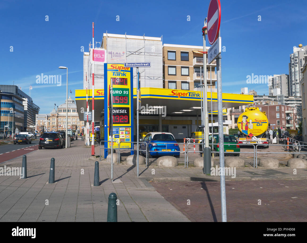 La Haya, Países Bajos, 05 de octubre de 2018: Los precios en una de las gasolineras de la Haya Foto de stock