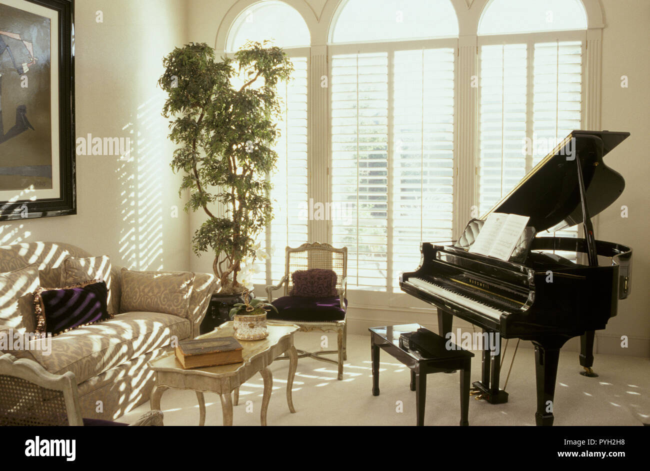 Elegante interior con un gran piano, EE.UU Fotografía de stock - Alamy