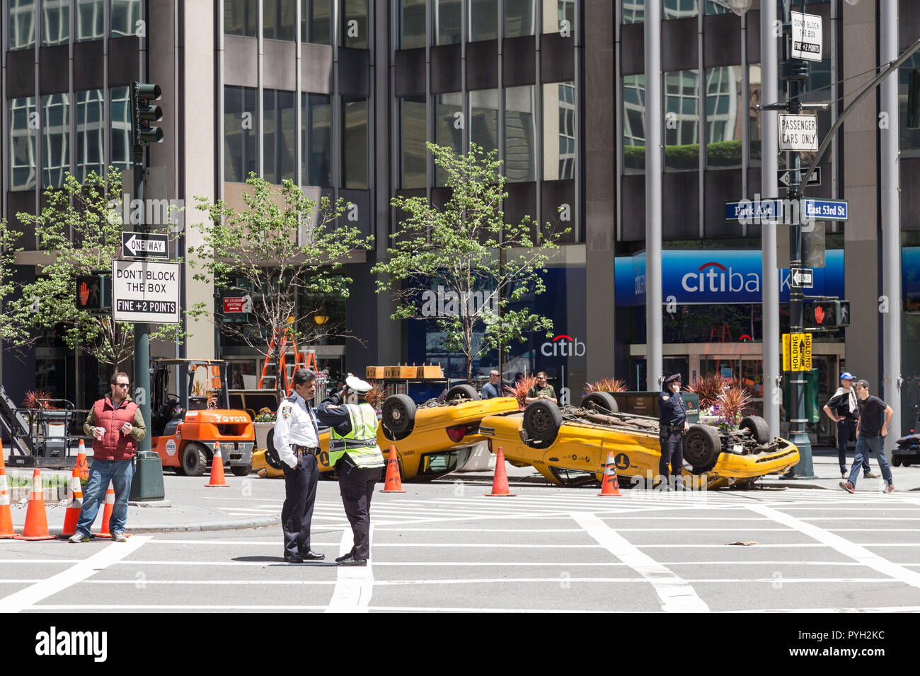 Arruinaron taxis y equipo de producción de cine, en la ciudad de Nueva York, EE.UU. Foto de stock