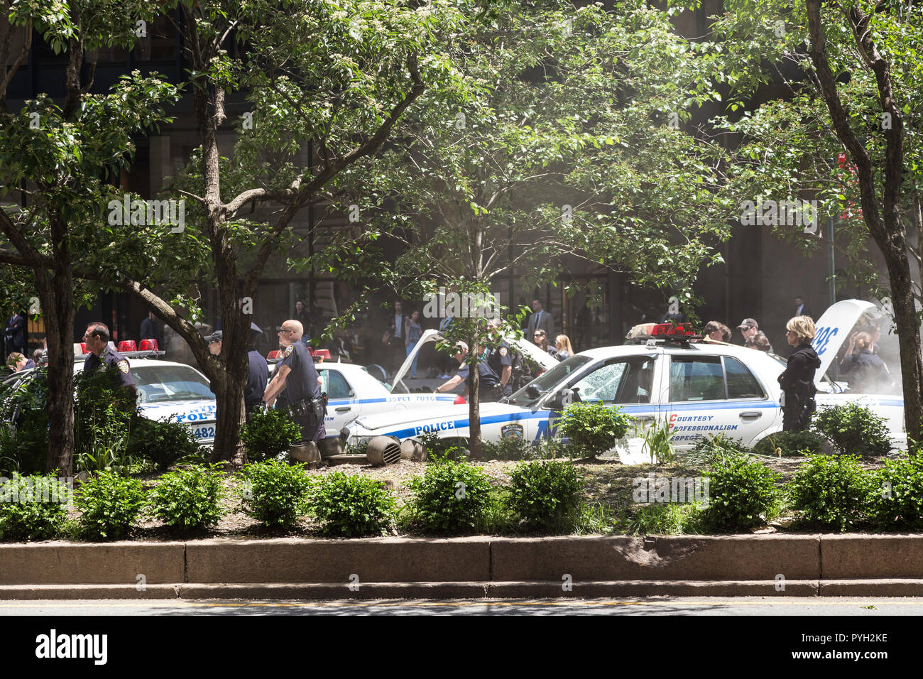 Coches de policía destrozados y tripulación de la producción cinematográfica, en la ciudad de Nueva York, EE.UU. Foto de stock