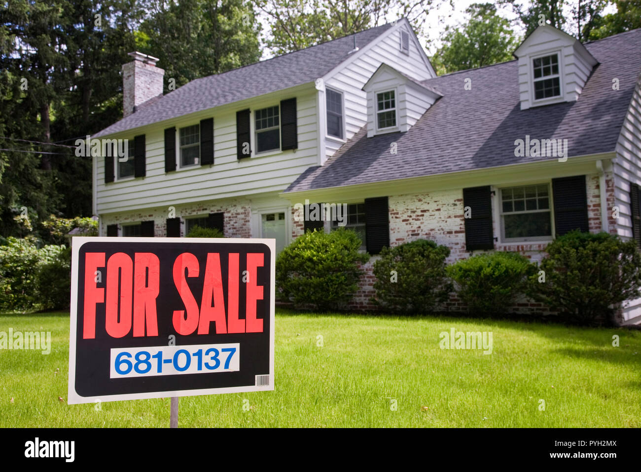 Bien cuidada casa suburbana en venta por el dueño,  Fotografía de  stock - Alamy