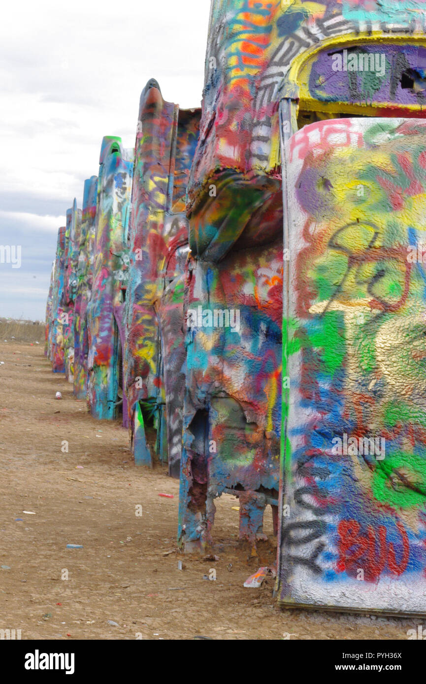 Cadillac Ranch de Amarillo, Texas (enterrado graffiti coches) Foto de stock