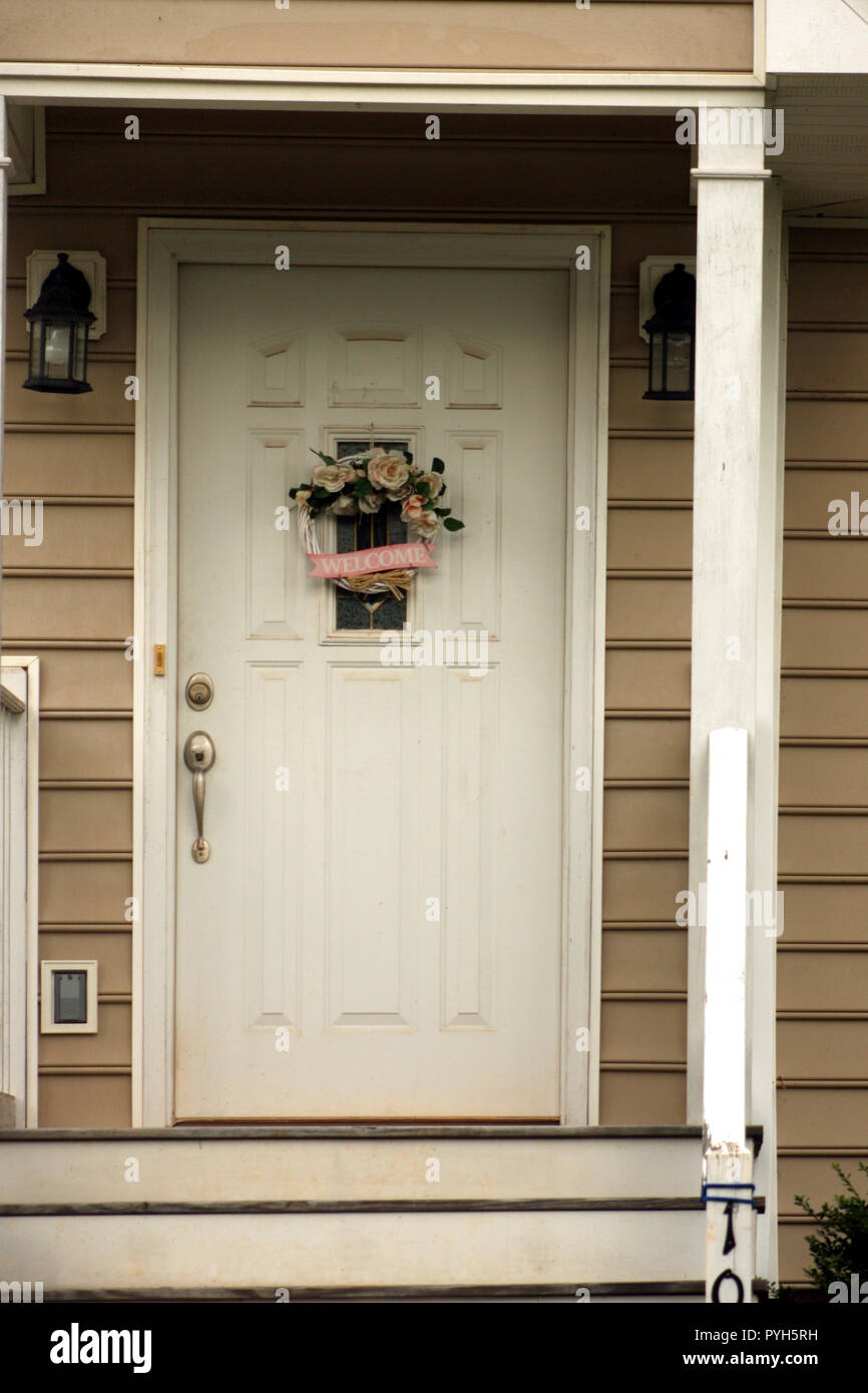 Puerta de entrada blanca de la casa en Virginia, Estados Unidos Fotografía  de stock - Alamy