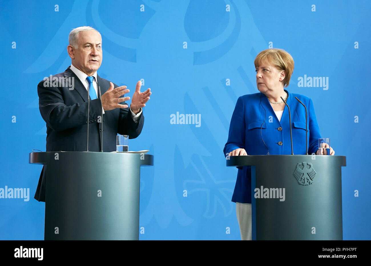 Berlin, Alemania - la Canciller Angela Merkel y el Primer Ministro israelí, Benjamin Netanyahu, en su conferencia de prensa. Foto de stock